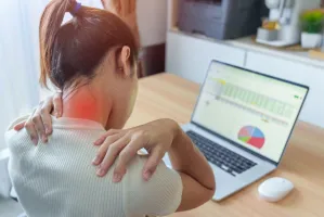 Czujesz ból i napięcie w szyi? Te proste ćwiczenia ci pomogą