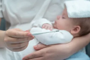 Gorączka u niemowlaka. Kiedy i jak ją obniżać?