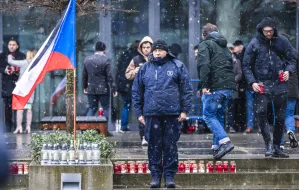 Hołd dla ofiar ataku na Uniwersytecie Karola w Pradze