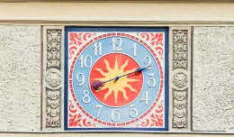 Na przedwojenny gmach VI LO w Gdańsku wrócił wyjątkowy zegar z jedną wskazówką