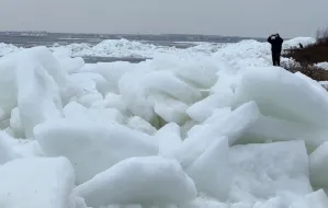 Efektowne lodowe kry na pomorskich plażach