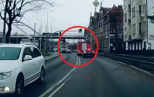Na oczach strażaków wjechał wprost pod tramwaj