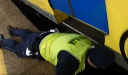 Wpadł między peron a pociąg. Pomógł mu policjant