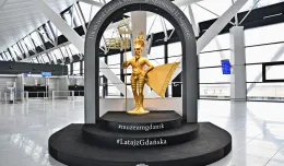 Na lotnisku podróżnych wita król Zygmunt