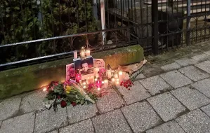 Kwiaty pod konsulatem po śmierci Nawalnego