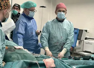 Pacjent z tętniakiem uratowany. Pierwsza taka proteza w Polsce