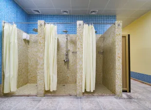 Klapki pod wspólnym prysznicem to oczywistość? Wciąż nie dla wszystkich