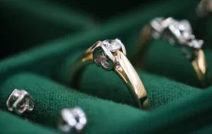 Trendy w pierścionkach zaręczynowych - co będzie modne w tym sezonie?