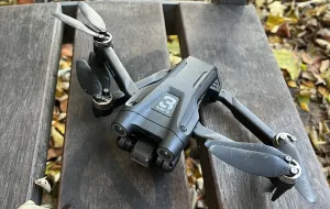 "Bezpańskie" drony na ławce i plaży. Co z nimi robić?