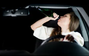 Pijana zasnęła za kierownicą, zabrali jej auto