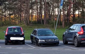 Ktoś "przeparkował" wrak... bez kół