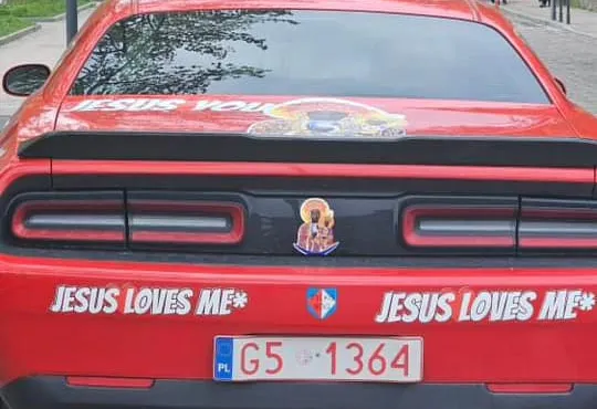 Ten kierowca musi kochać Jezusa