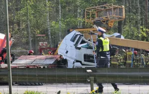Poważny wypadek ciężarówki na obwodnicy. W akcji śmigłowiec LPR