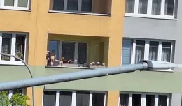 Dziecko na krawędzi balkonu, krok od tragedii