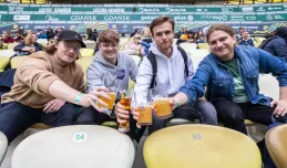Piją piwo na stadionie. Ruszyła Hevelka