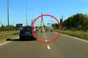 Niecodzienna awaria na Trasie Sucharskiego. W trakcie jazdy odpadło mu koło