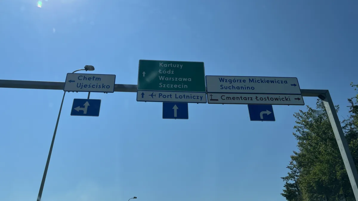 Turn left on Armia Krajowa did not work due to misleading signs?