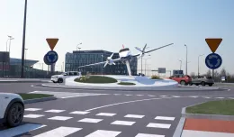 Samolot stanie na rondzie przy lotnisku