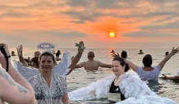Anioły weszły do wody o wschodzie słońca w Sopocie