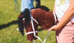 Koń już nie jest potrzebny - znaleźli alternatywę. Hobby horsing - zabawa, trend, a może sport?