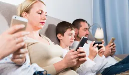 Uzależniają się od telefonów przez rodziców? 