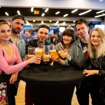 Czy Polacy piją latem więcej alkoholu? Jedna rzecz coraz bardziej popularna