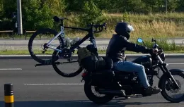 Motocyklem przewoził rower. Druciarstwo? Nie, to specjalny bagażnik dla rowerów