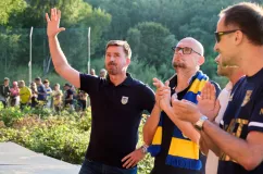 Arka Gdynia ma jednego akcjonariusza mniej. Trener liczy jeszcze na transfer