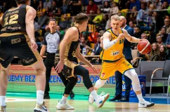 AMW Arka Gdynia apeluje o cierpliwość. Niebieski Mecz i powołanie Łukasza Kolendy