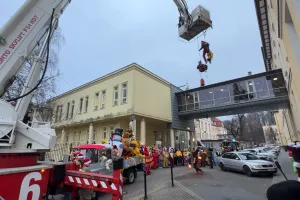 Mikołaj z ratownikami LOTOS Straż odwiedził dzieci z gdańskich szpitali