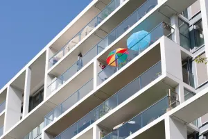 Jak osłonić balkon w bloku od słońca? Przegląd najpopularniejszych osłon