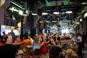 Konkursy, silent disco i jedzenie tortu na czas. Montownia świętuje 2. urodziny