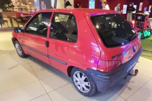 Wjechał samochodem z parkingu do galerii