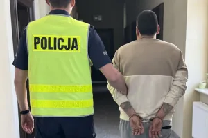 Bójka w hostelu przez posądzenie o zdradę. Zarzuty dla pięciu osób