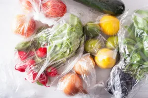 Plastikowe menu: niewidzialne drobinki, groźne dla zdrowia