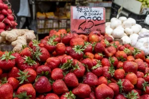 Ceny owoców "nie chcą być" niższe