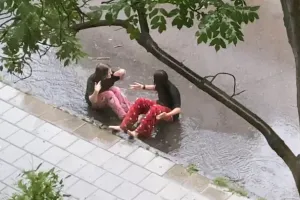 Co robić z dzieckiem kiedy pada deszcz? Najlepsze zabawy na deszczowe dni w domu
