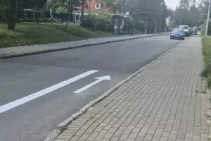 Rowery mogą jechać tu pod prąd. Kontrapasy się wytarły, ale wróciły