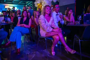 Energetyczny pokaz pole dance z nutą pikanterii