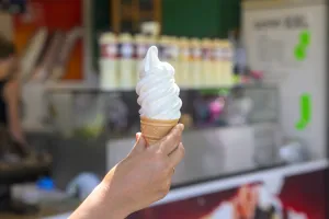 Zimne lody, gorące ciało - czy latem naprawdę spalamy więcej kalorii?