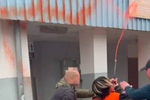 Aktywiści Ostatniego Pokolenia oblali farbą Bramę Stoczni Gdańskiej
