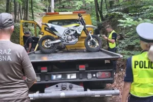 Motocrossowiec porzucił motocykl w lesie