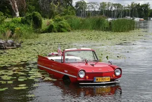 Kolejna edycja kalendarza Moto Pomorze. Wśród aut... pływający Amphicar 770