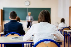 Prace domowe po zmianach: mniej stresu, bez wpływu na egzaminy. Jest raport IBE