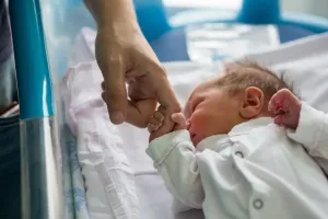 Coraz więcej dzieci do adopcji, coraz mniej rodziców
