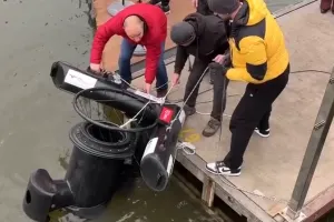 Wodny odkurzacz wyławia śmieci z wody. Posprząta gdańską marinę