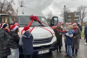 Gdyńska szkoła z nowym busem. Dzieci bez przeszkód dotrą na lekcje