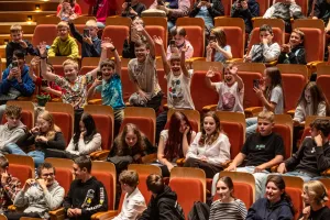 Krzyczą "67" i machają rękami. O co chodzi?