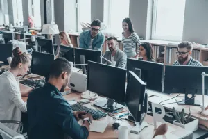 Rzucili studia i co dalej? Eksperci ELA porównali zarobki dropouterów i absolwentów