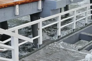 Molo w Brzeźnie uszkodzone przez fale, a w Sopocie przez wandali